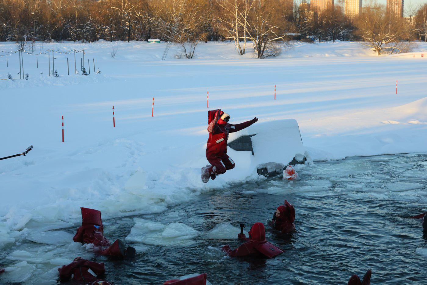 Эпичный прыжок в прорубь – последнее, что увидел замороженный объектив.