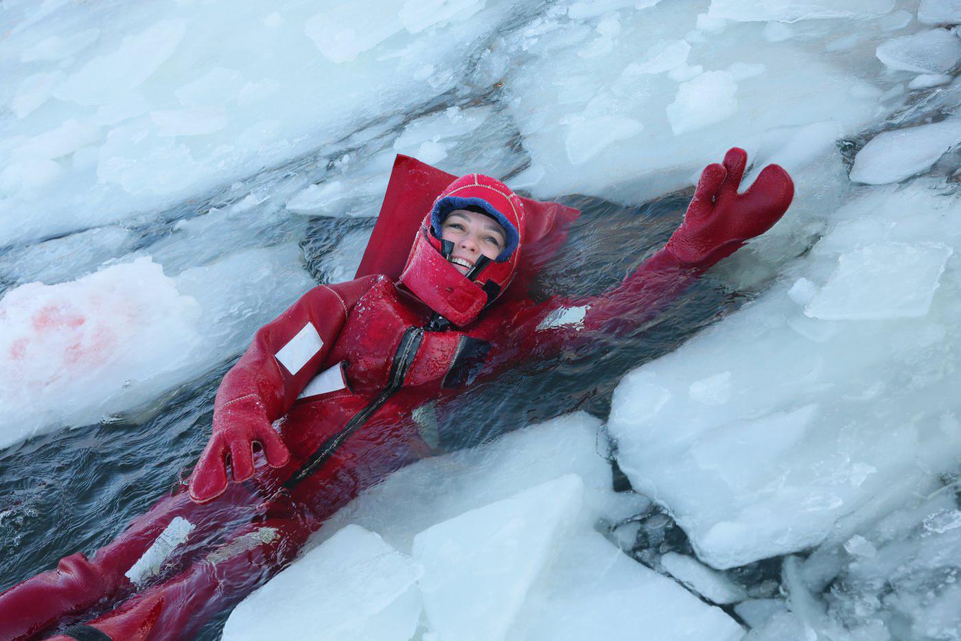 Если аккуратно грести руками и ногами, холодная вода в лицо не попадёт.