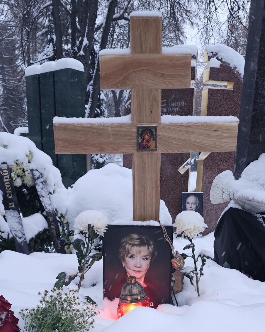 Могила Веры Алентовой на Новодевичьем кладбише.