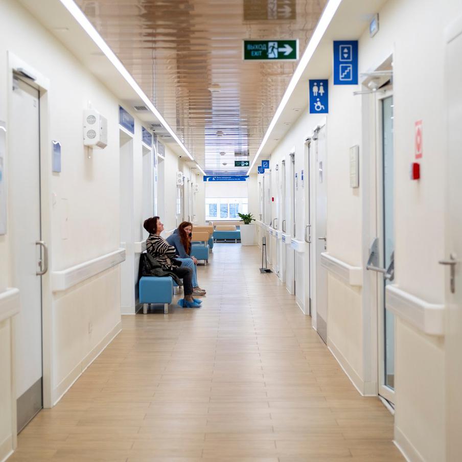 В РФ при подозрении на рак консультация должна быть проведена за три дня. В соответствии с программой государственных гарантий бесплатного оказания медицинской помощи гражданам Российской Федерации на 2026 год и плановый период 2027-2028 годов, пациенты, у которых есть подозрение на онкологическое заболевание, имеют право на консультацию врача в течение трёх рабочих дней