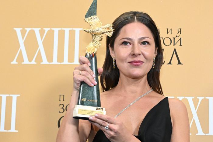 Пять "Золотых орлов" Елены Лядовой: кто и за что постоянно награждает актрису