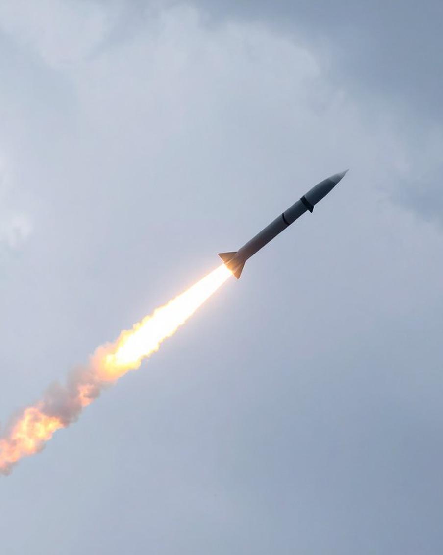 Минобороны отчиталось о массированном ударе по ВПК и энергетике Украины. Российское Министерство обороны сообщило о нанесении массированного ракетного удара по объектам военной промышленности и энергетической инфраструктуры Украины. В заявлении пресс-службы Минобороны России говорится, что удар был осуществлён в ответ на террористические атаки Киева на гражданские объекты на территории Российской Федерации