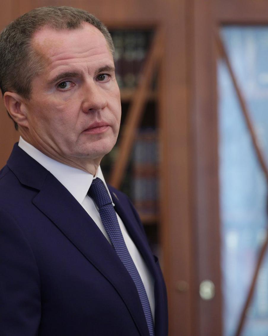 Гладков: ситуация в приграничье Белгородской области остаётся крайне сложной. Глава Белгородской области Вячеслав Гладков сообщил о сохраняющейся сложной обстановке в приграничных районах региона. С начала текущего года количество жертв среди мирного населения увеличилось в десять раз по сравнению с прошлым годом и достигло 21 человека. Кроме того, 98 человек получили ранения, включая шесть детей