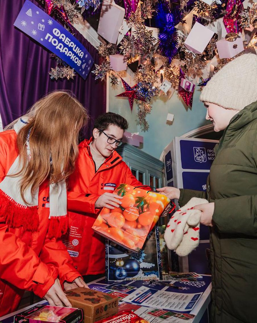 Москвичи передали более 12 тысяч товаров для участников СВО в павильоны "Фабрика подарков"