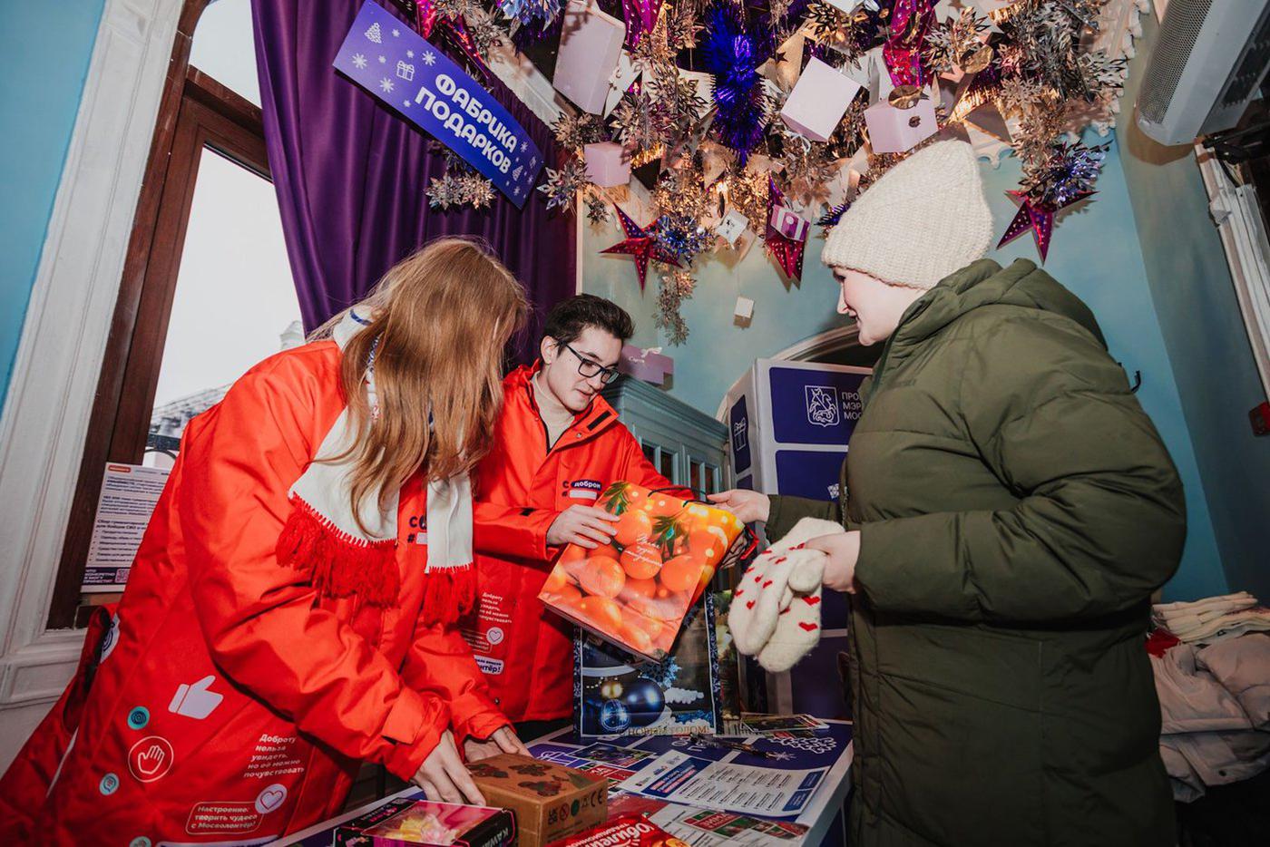 Волонтёры "Фабрики подарков" приняли свыше 12 тысяч товаров для участников СВО