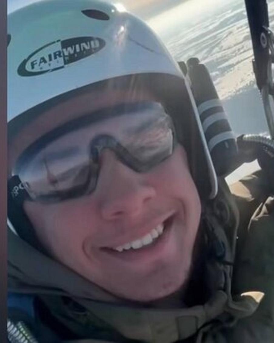 Рэпер Macan записал видео для возлюбленной во время прыжка с парашютом. Российский музыкант Андрей Косолапов, известный под псевдонимом Macan, который сейчас проходит военную службу, записал видеообращение к своей возлюбленной Марии Мотиной во время прыжка с парашютом