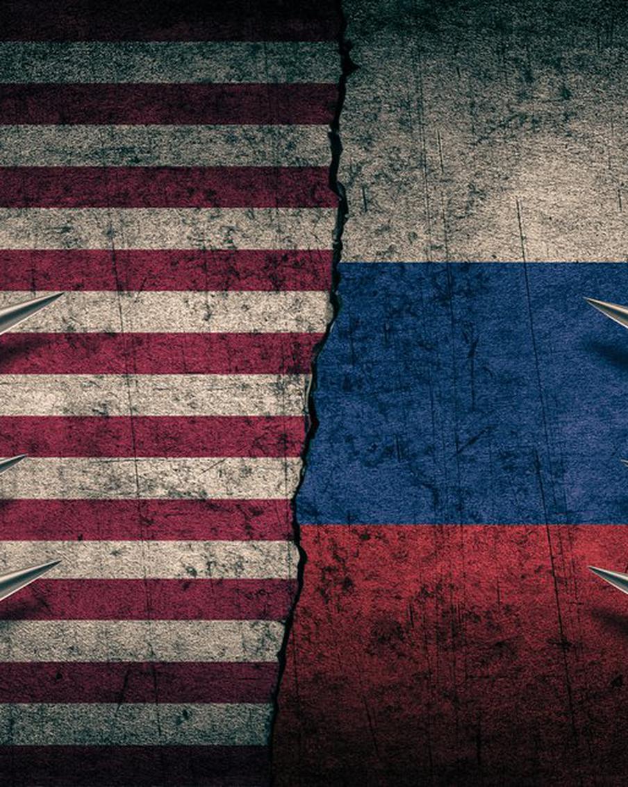 Кремль увидел "более опасный" мир с четверга из-за непродления ДСНВ. Пресс-секретарь президента Российской Федерации Дмитрий Песков сообщил, что Москва пока не получила ответа от Вашингтона на предложение о продлении действия Договора о мерах по дальнейшему сокращению и ограничению стратегических наступательных вооружений (ДСНВ)