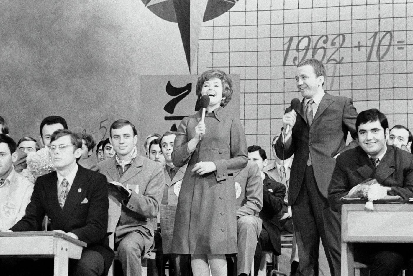 Ведущие "Клуба весёлых и находчивых" Светлана Жильцова и Александр Масляков.