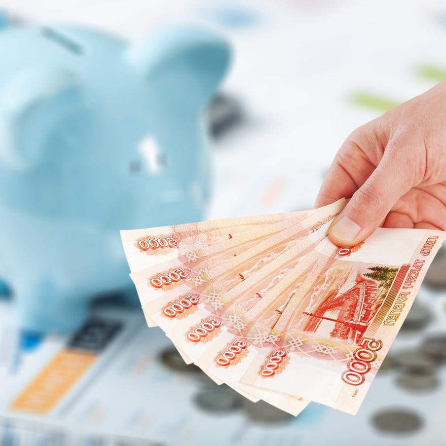 Число россиян с зарплатой выше 100 тысяч рублей обновило исторический максимум. В стране зафиксирован беспрецедентный рост высоких доходов – сразу несколько доходных групп показали заметное расширение, а доля граждан с низкими заработками сократилась