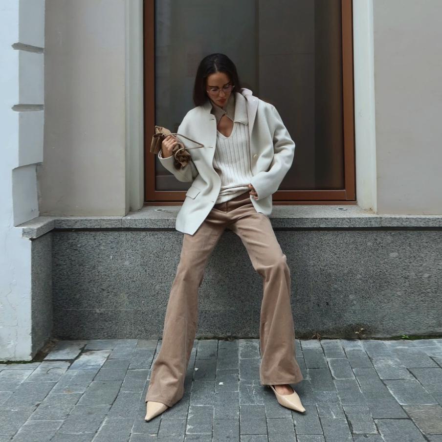 Клёш, стрелки и индиго в духе 70-х: гид по самым модным джинсам 2026 года