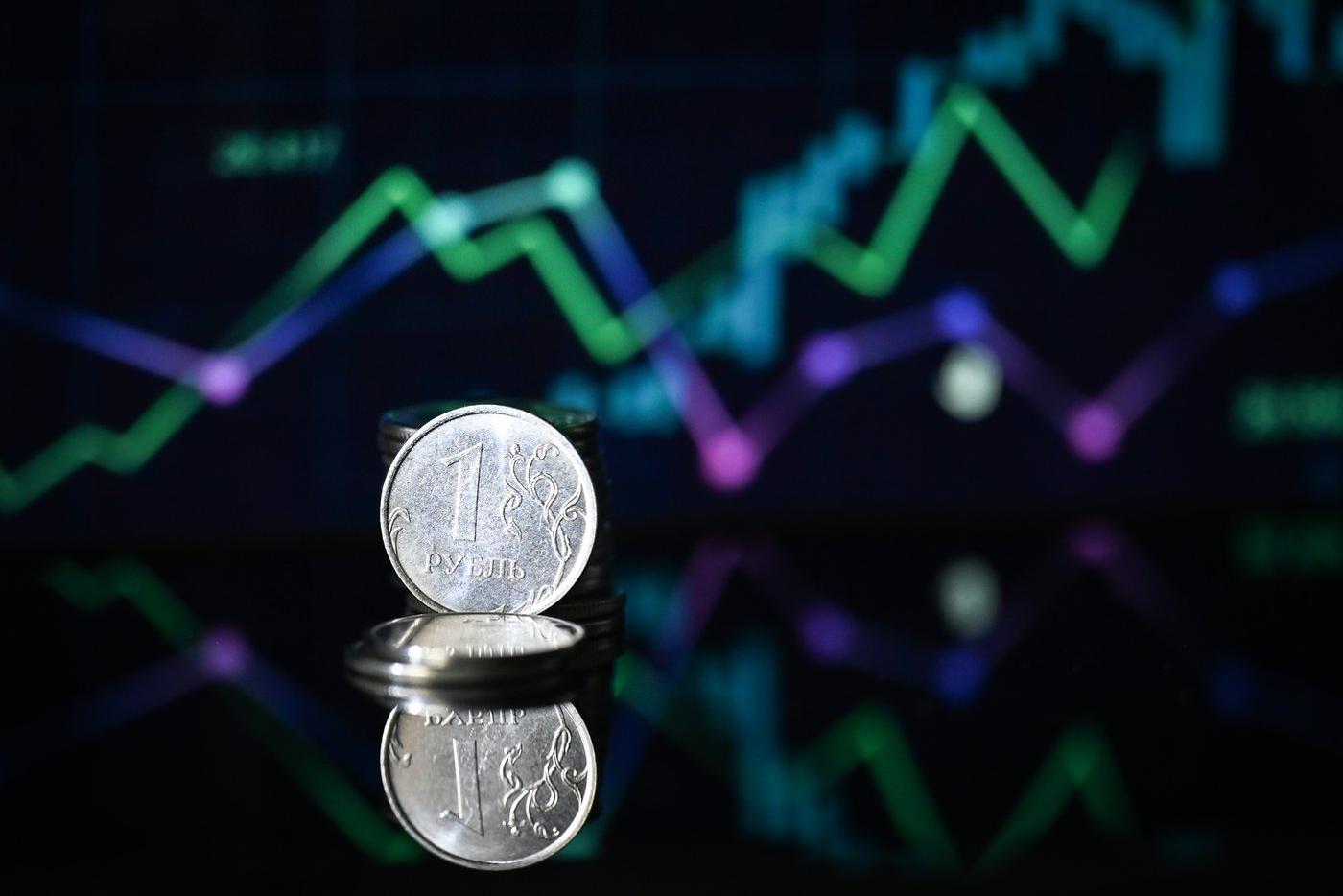 Курс рубля ожидает падение, но время для покупки валюты ещё есть