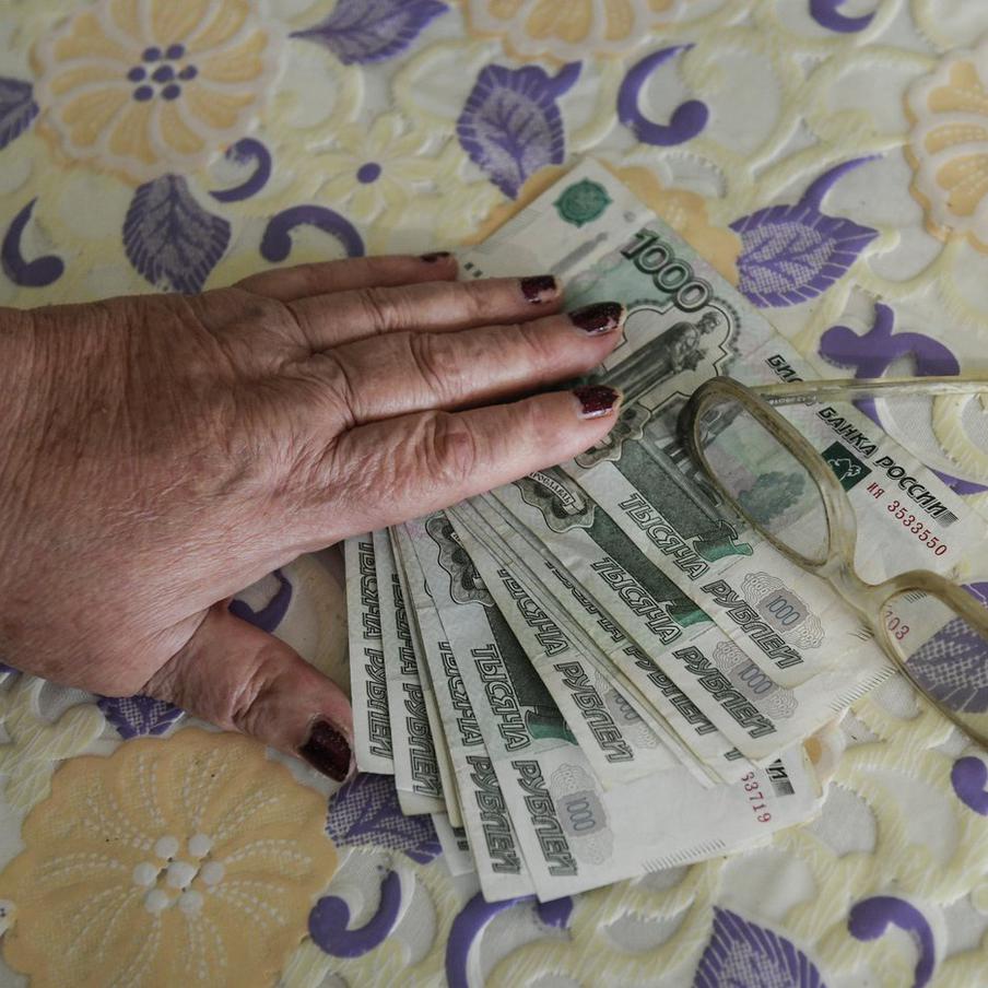 Средняя пенсия в России превысила 23 тысячи рублей к концу 2025 года. Выплаты пенсионерам за год заметно выросли, при этом разница между работающими и неработающими получателями остаётся ощутимой. Новые данные опубликовал Социальный фонд