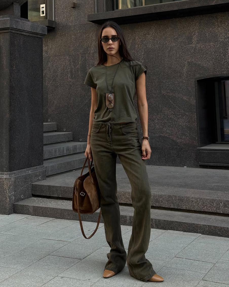 Силуэт клёш выгодно подчёркивает и вытягивает силуэт.