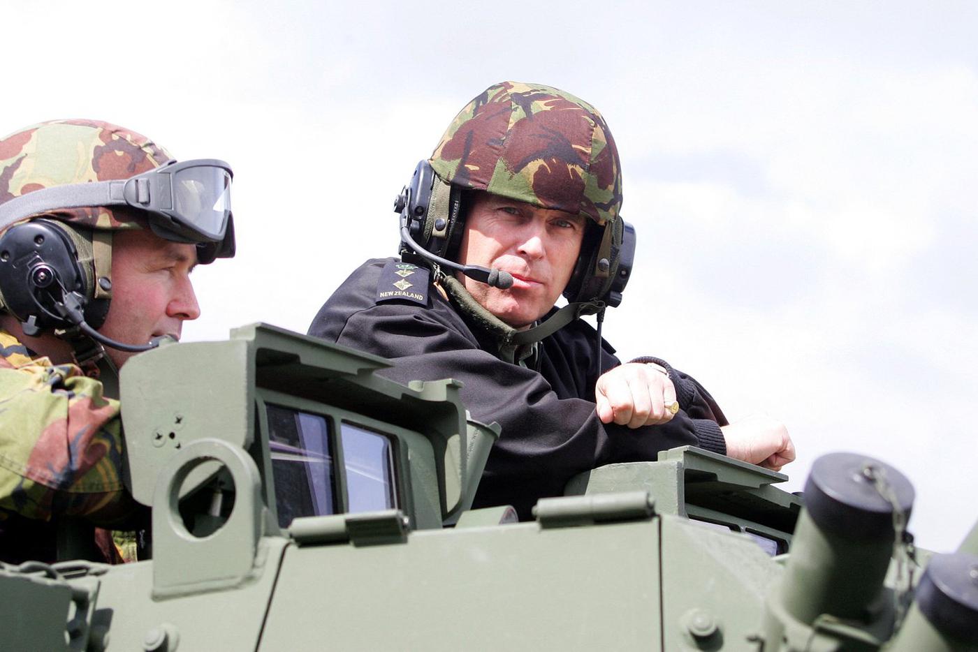 WLG01-NZEALAND-BRITAIN-ROYALS-ANDREW Эндрю едет на бронированном автомобиле во время посещения военного лагеря Трентам в Веллингтоне.