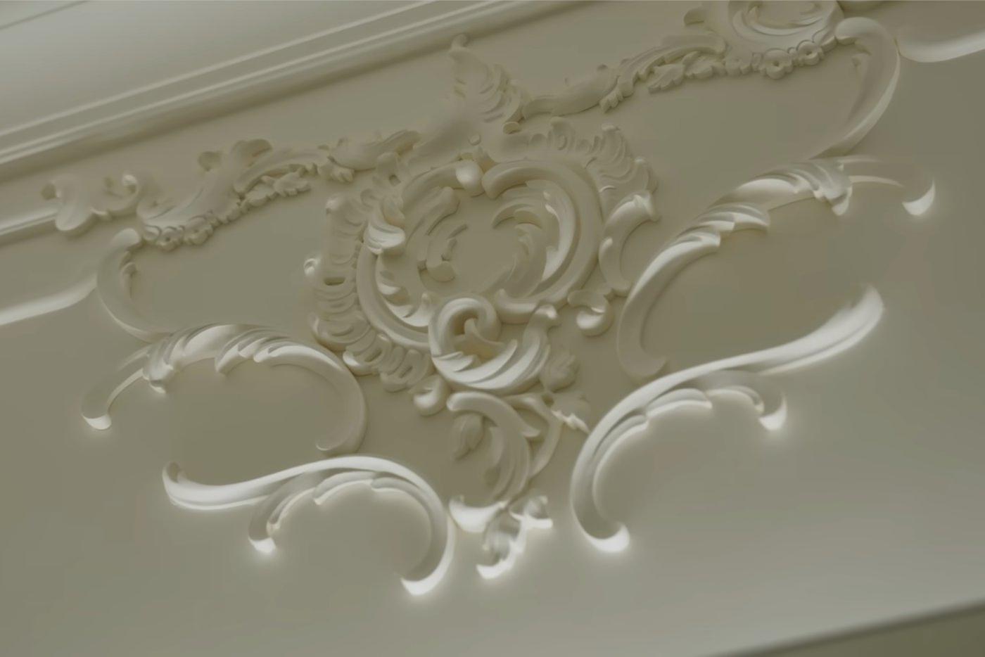 Выразительная лепнина под потолком.