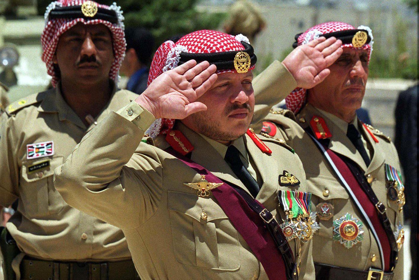 JORDAN-ARMY DAY Король Иордании Абдалла II (по центру) отдаёт честь во время церемонии, посвящённой Национальному дню армии, в 2000 году.