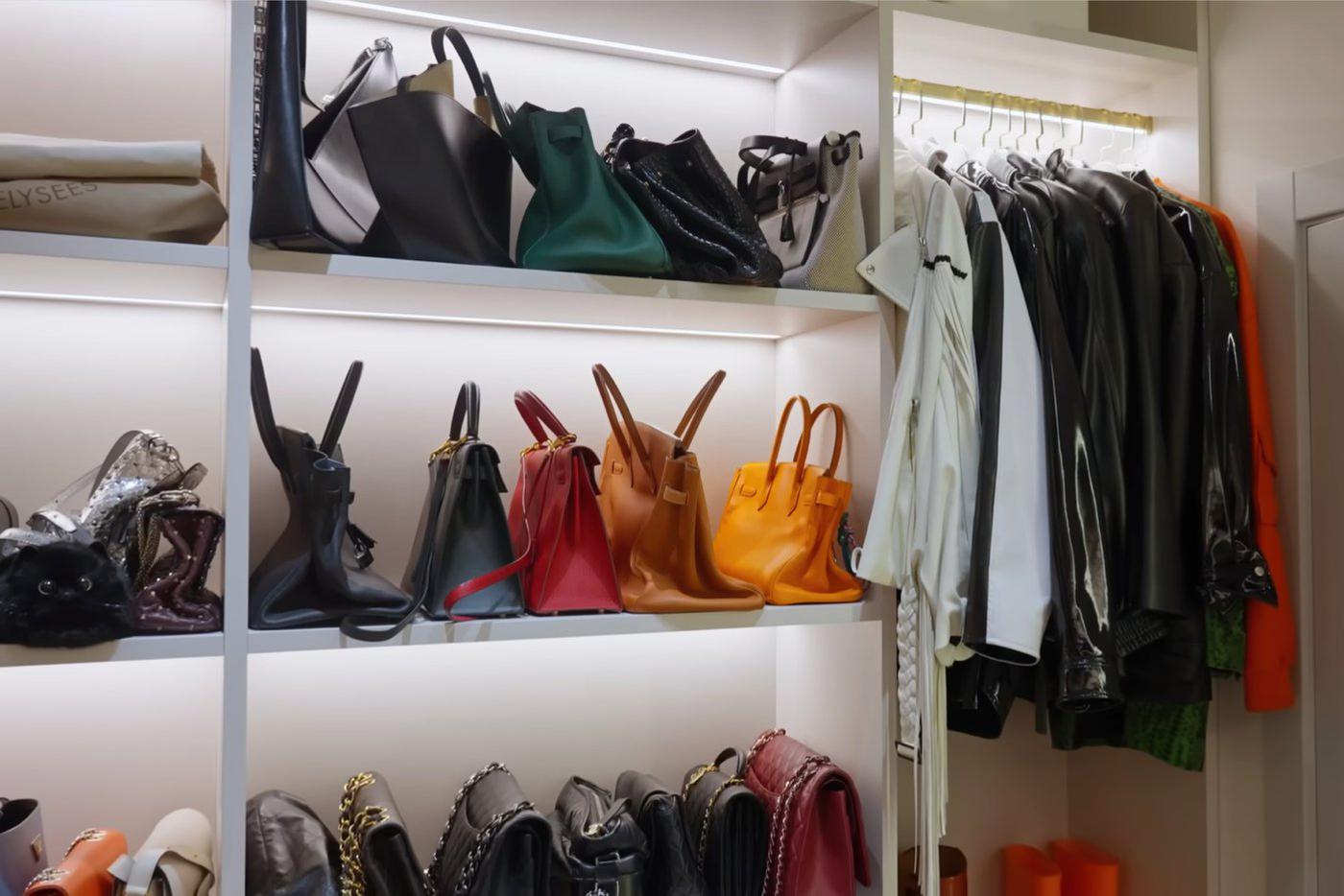 Для сумок, обуви, одежды и аксессуаров предусмотрена своя секция.