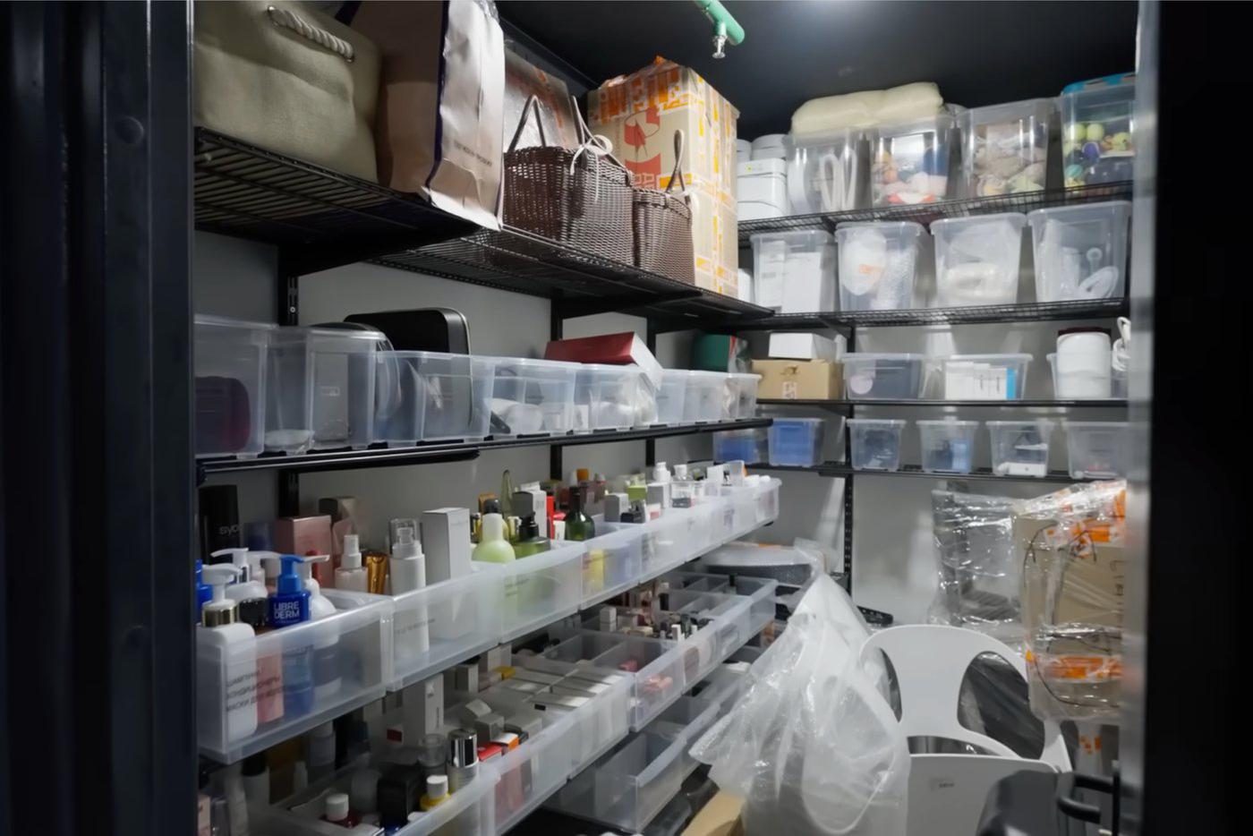 Комната хранения на парковочном этаже.