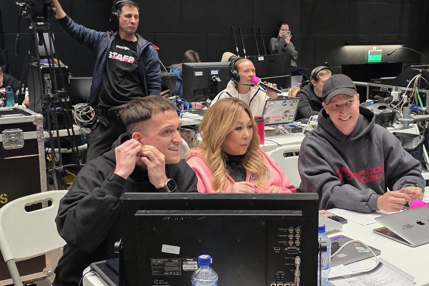 Анита Цой с режиссёрско-постановочной группой на репетиции своего шоу "КрыльЯ".