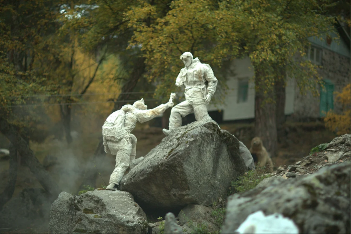 Памятник альпинистам, специально придуманный режиссёром и созданный для фильма "Вершина".