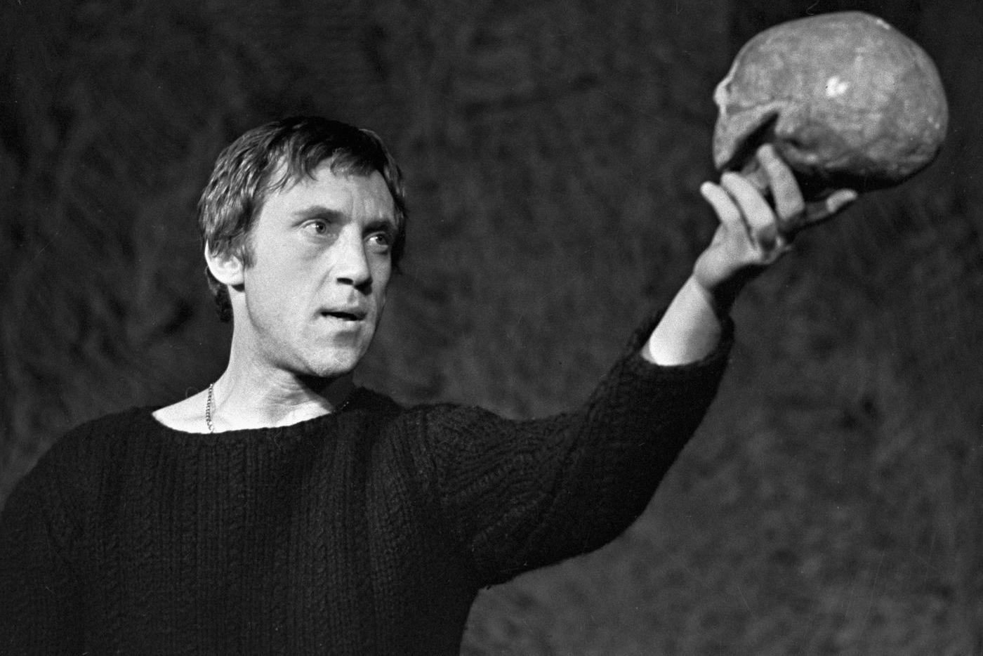 Владимир Высоцкий в роли Гамлета.