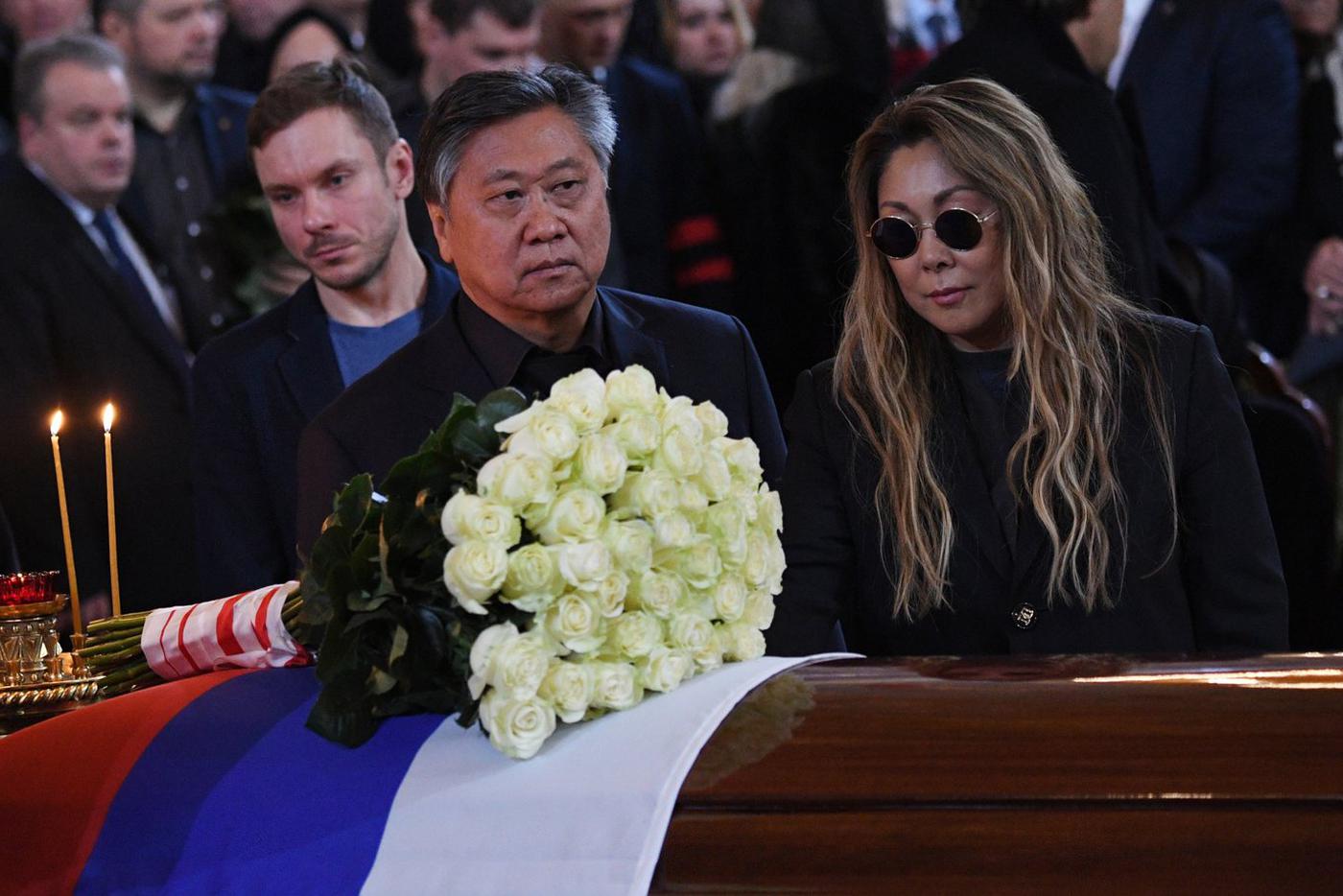 Анита Цой и ее супруг Сергей Цой на церемонии прощания с бывшим мэром Москвы Юрием Лужковым в храме Христа Спасителя.