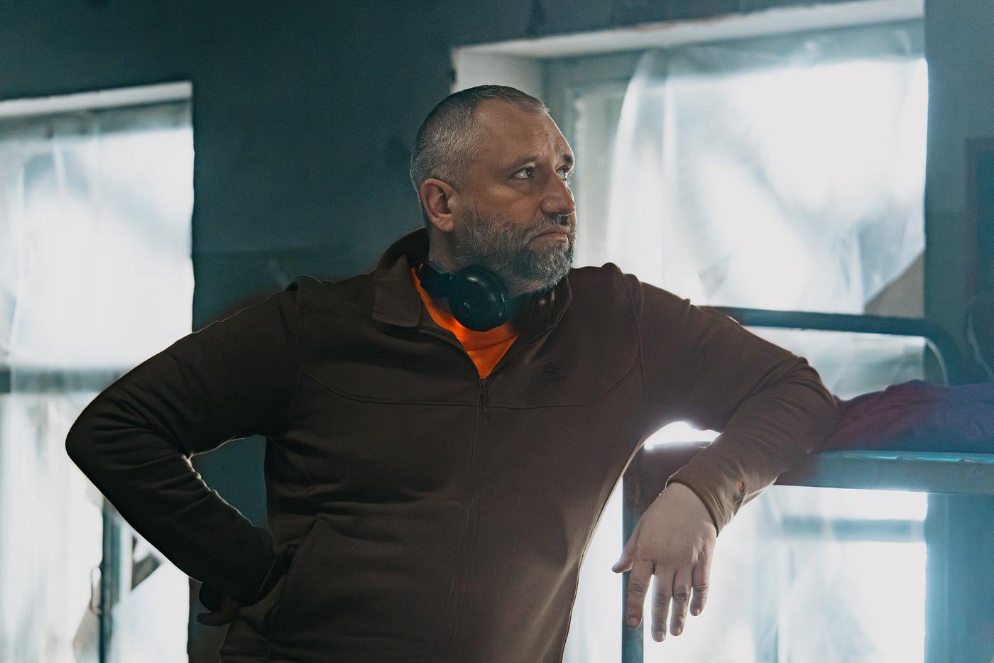 Режиссёр и сценарист фильма "Вершина" Юрий Быков на съёмках.