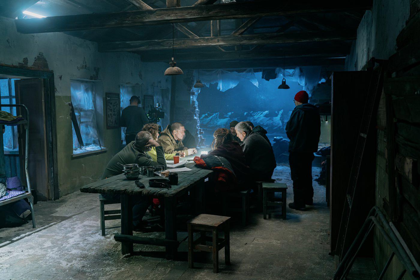 Герои фильма "Вершина" внутри казармы, выполняющей роль перевалочного пункта для альпинистов.