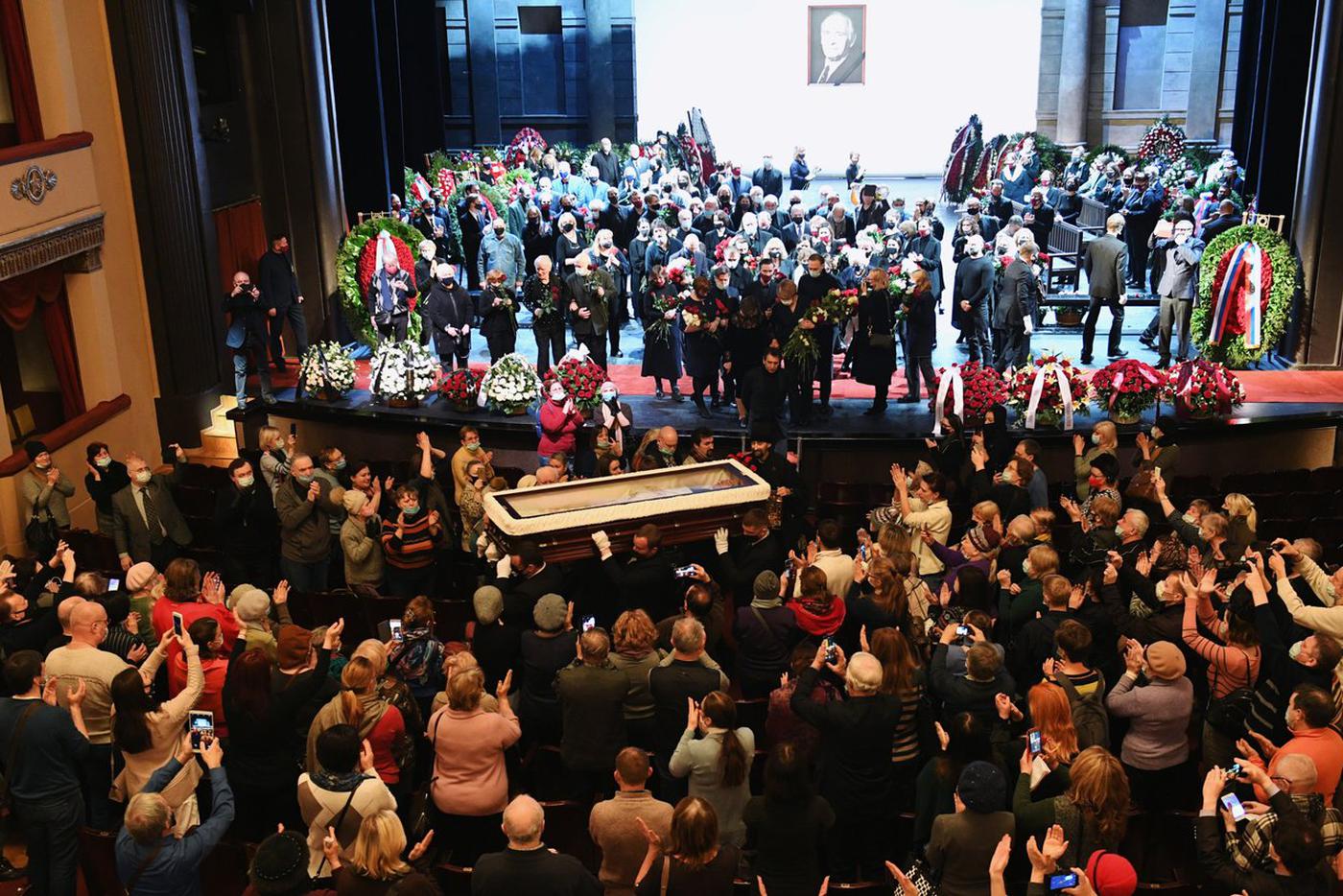 Церемония прощания с народным артистом СССР Василием Лановым в театре имени Евгения Вахтангова в Москве. 