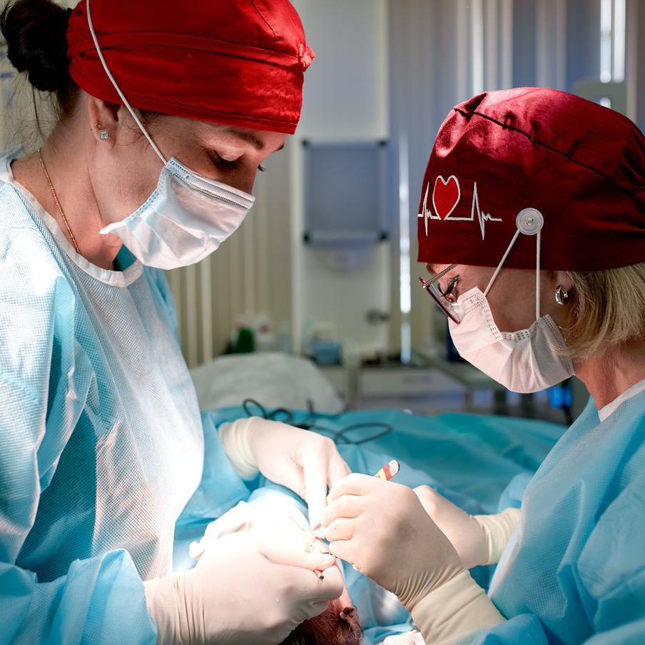 В Испании впервые пересадили часть лица от донора после эвтаназии. Испанские врачи провели уникальную операцию – донором для трансплантации стала женщина, добровольно решившая уйти из жизни, а пациентке вернули жизненно важные функции