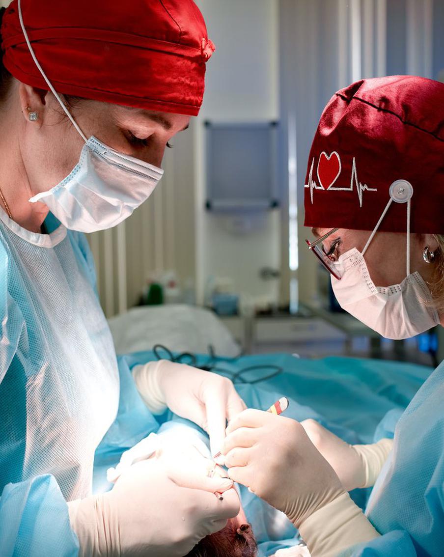 В Испании впервые пересадили часть лица от донора после эвтаназии. Испанские врачи провели уникальную операцию – донором для трансплантации стала женщина, добровольно решившая уйти из жизни, а пациентке вернули жизненно важные функции