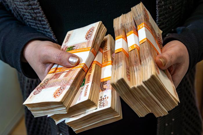 Триллионы в кошельках: почему россияне предпочитают наличные и выгодно ли это
