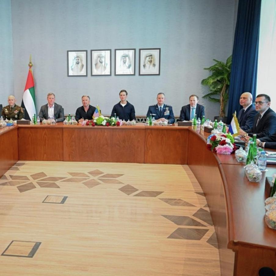 В Абу-Даби второй день идут закрытые переговоры по Украине. Формат встреч в столице ОАЭ остаётся закрытым – участники продолжают обсуждение без доступа прессы и официальных комментариев