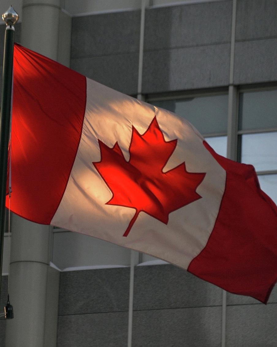 Канада назвала причину остановки приёма визовых документов в России. В канадской дипмиссии заявили, что решение связано не с политикой, а с масштабной оптимизацией госрасходов, из-за которой был закрыт иммиграционный офис в Москве