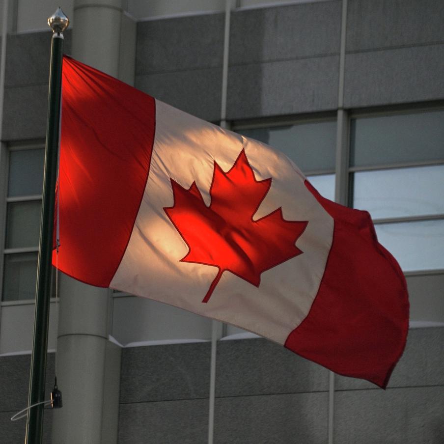Канада назвала причину остановки приёма визовых документов в России. В канадской дипмиссии заявили, что решение связано не с политикой, а с масштабной оптимизацией госрасходов, из-за которой был закрыт иммиграционный офис в Москве