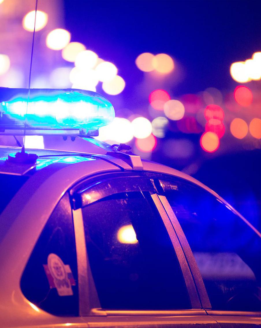 Мужчина с ножом ворвался в детский сад в Оренбургской области. В Бугуруслане вооружённый мужчина сломал дверь дошкольного учреждения, но его сумела остановить воспитательница, удерживая нападавшего до приезда полиции