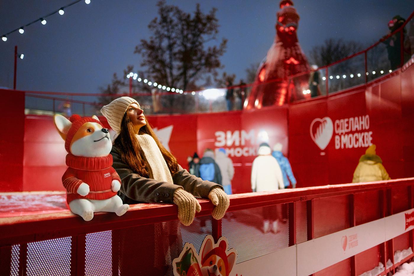 Маскоты с удовольствием "фотографируются" с посетителями.