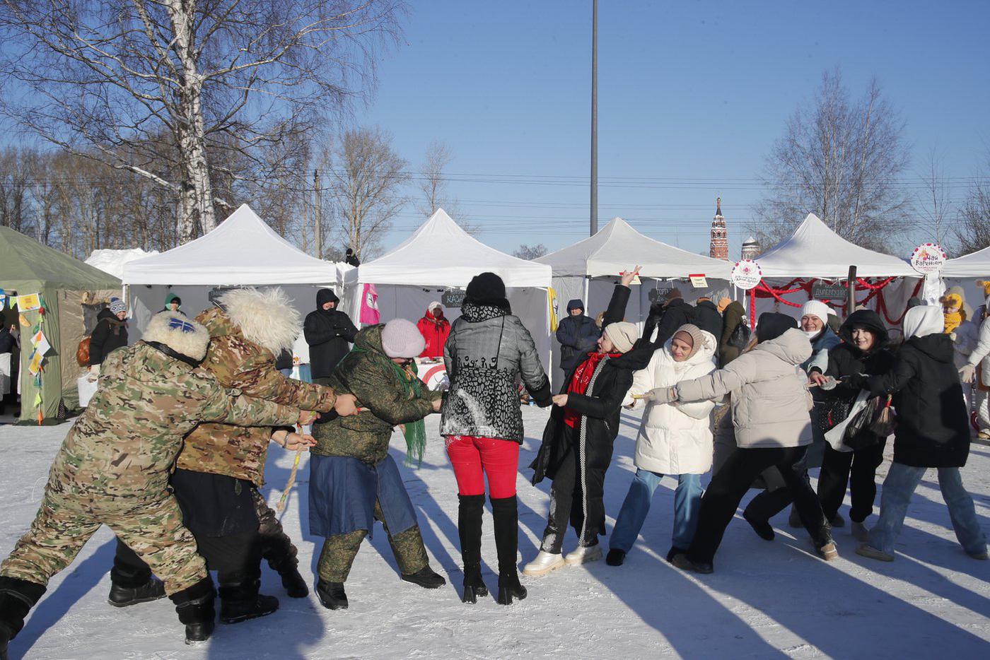 Гости фестиваля не только дегустировали холодец, но и участвовали в подвижных играх. 