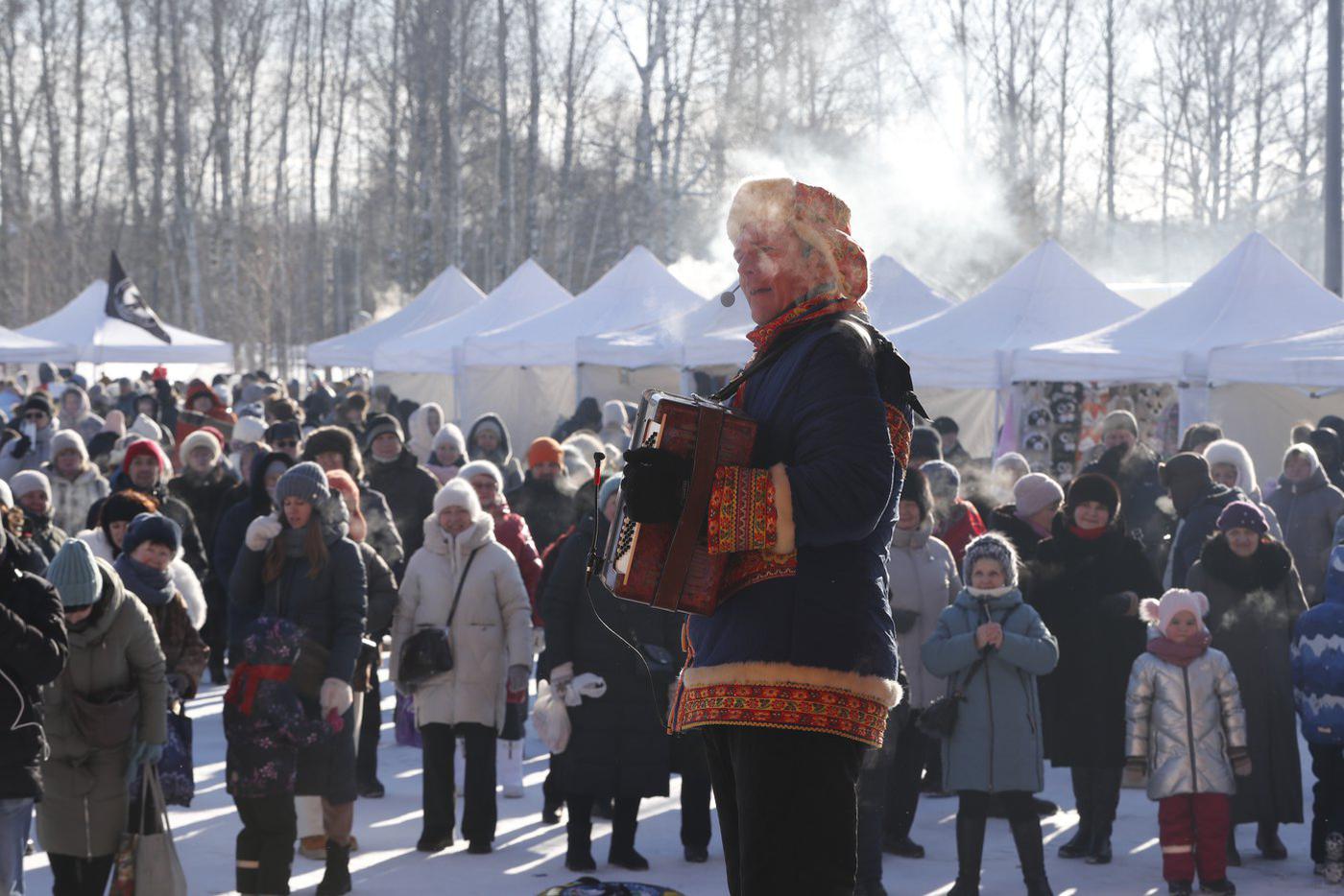 Павлопосадцев холодом не испугаешь! На праздник пришли несколько сотен человек.