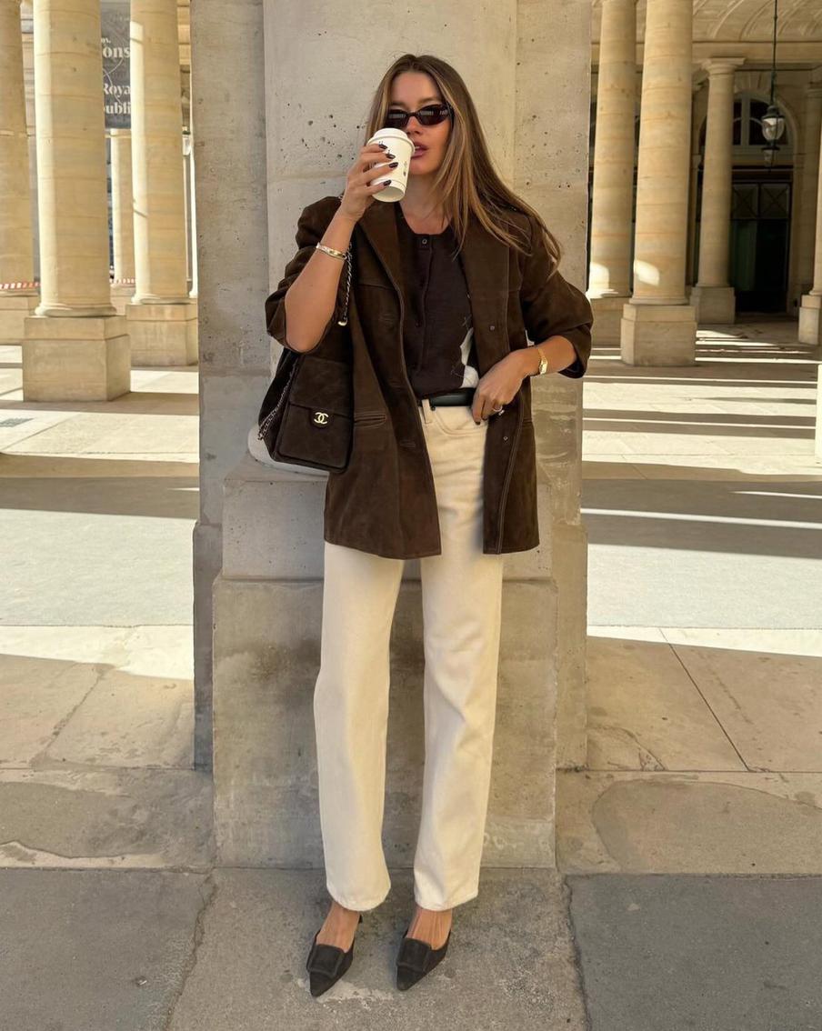 Если у вас ещё нет замшевого жакета прямого кроя, то сейчас самое время им обзавестись.