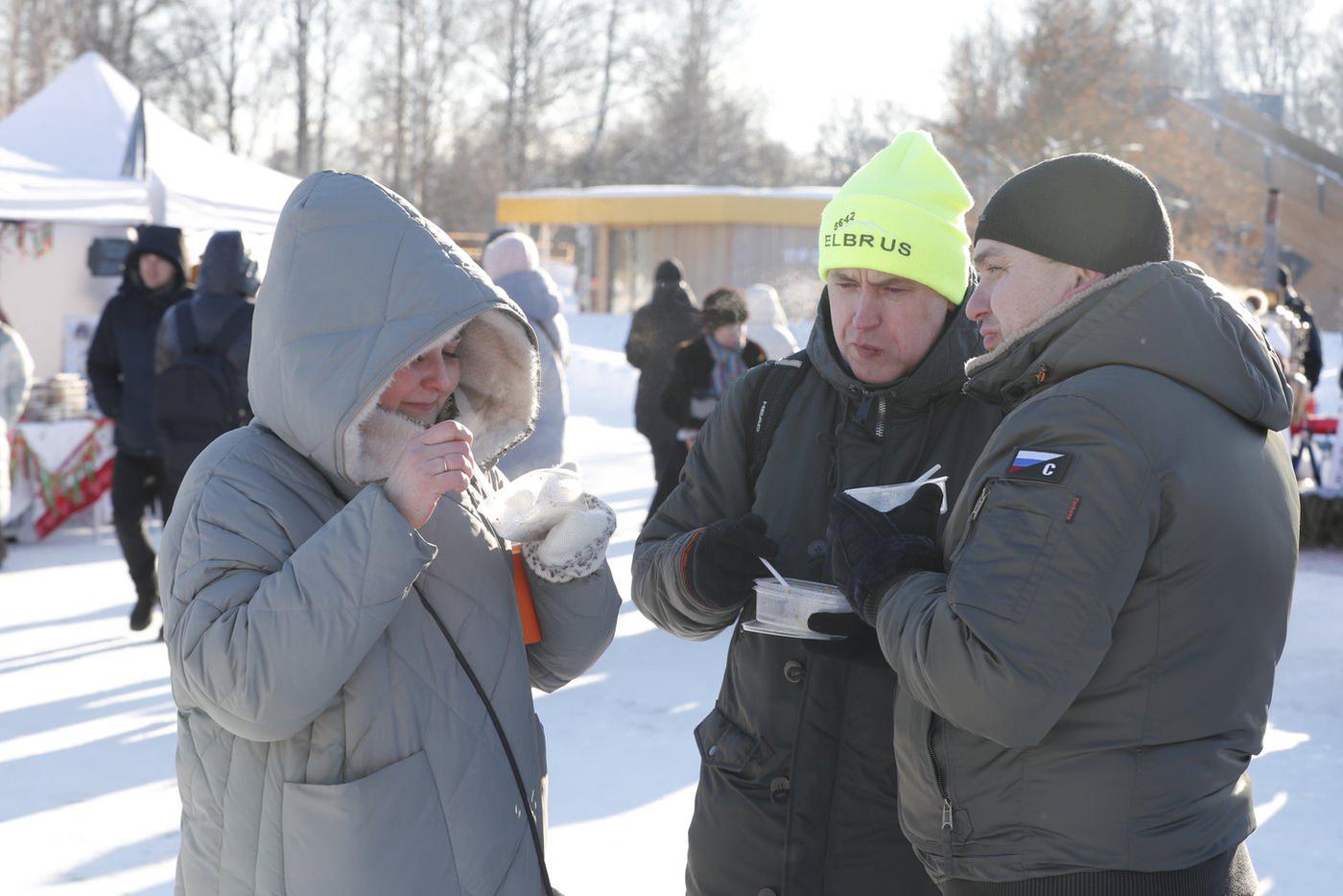Гости фестиваля с удовольствием ели холодец, несмотря на сильный мороз.