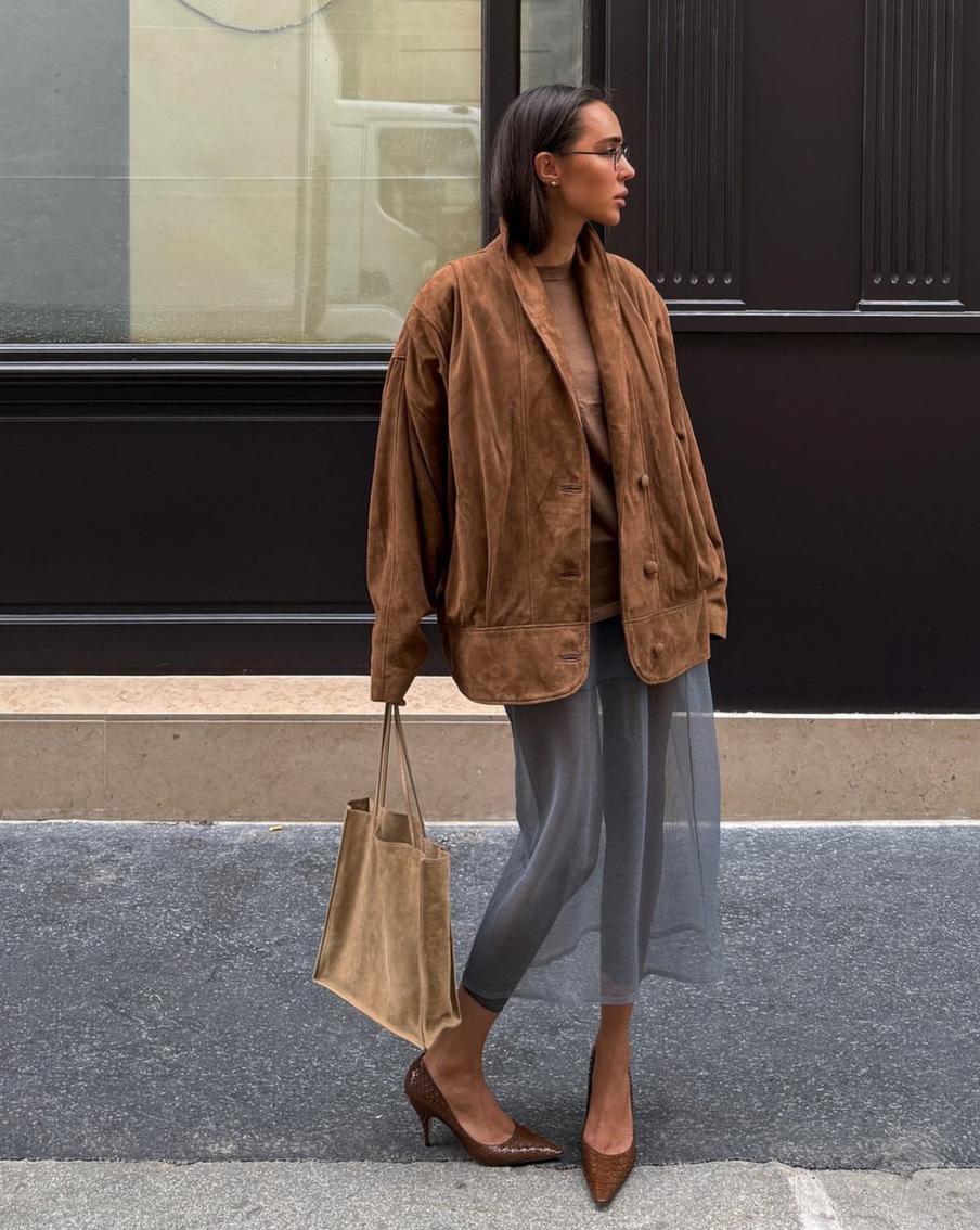 Лёгкие ткани отлично дополняют выразительную фактуру замши.