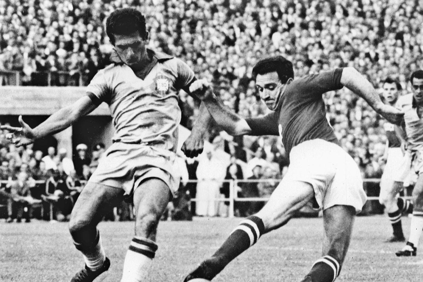 15 июня 1958 года, Гётеборг, матч чемпионата мира в Швеции. Никита Симонян бьётся за мяч с бразильцем Орландо.