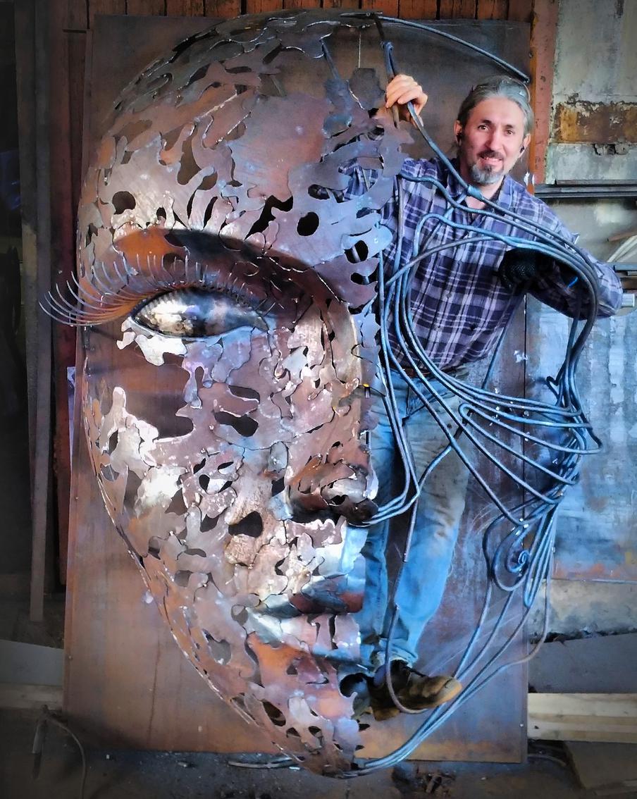 Из железа можно "вырастить" хоть розу, хоть лотос: московский художник обрамляет своё творчество в металл