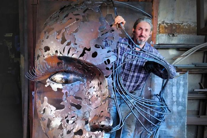 Из железа можно "вырастить" хоть розу, хоть лотос: московский художник обрамляет своё творчество в металл