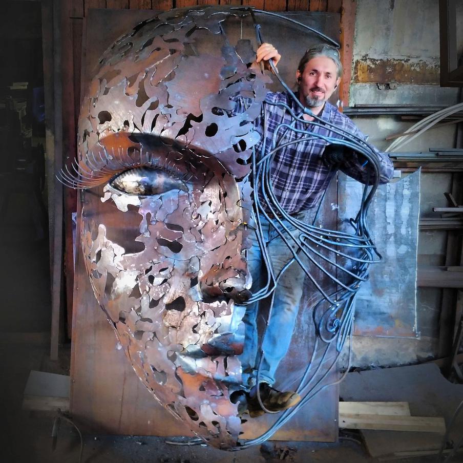 Московский художник укрощает железо и создаёт из него нежные розы