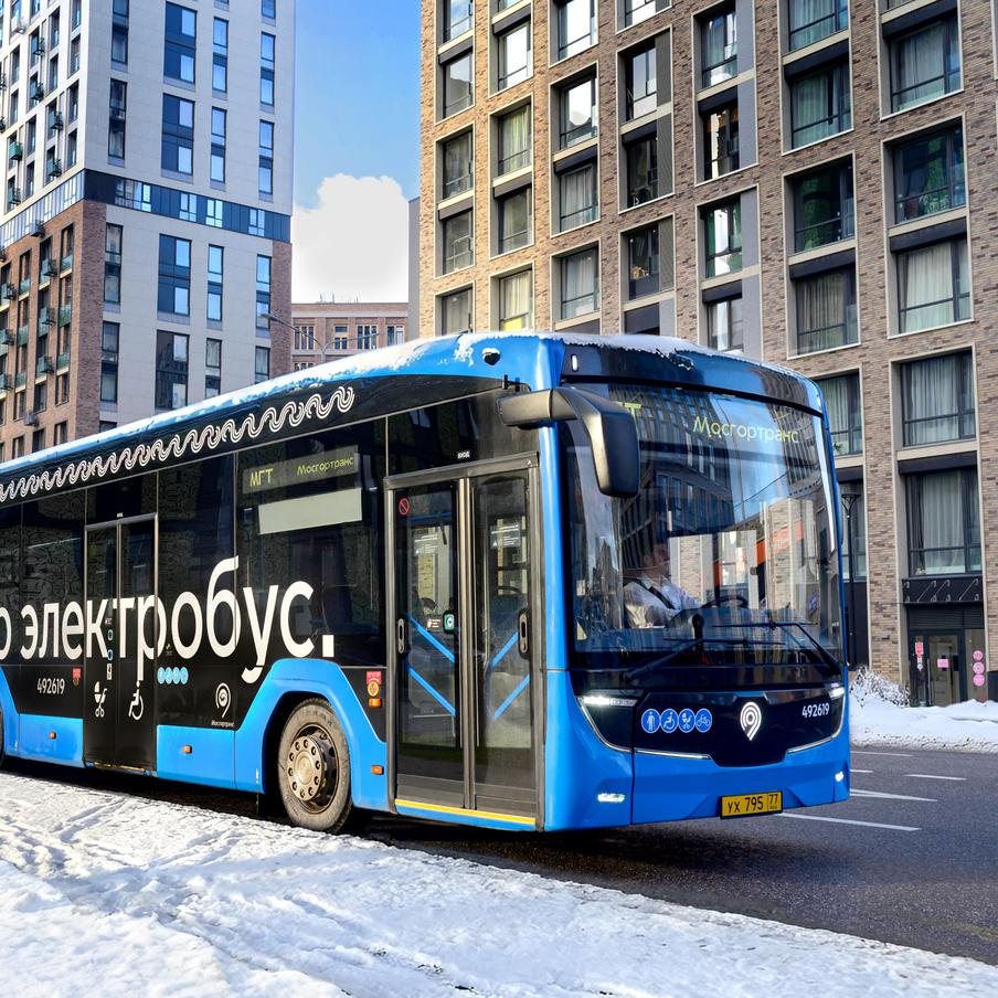 На электробусах и трамваях пассажиры совершили более 510 млн поездок в 2025 году. Москва активно развивает экологичный наземный пассажирский транспорт, обеспечивая комфорт в поездках для жителей и гостей мегаполиса. Техника оснащена различными современными сервисами. Также транспорт на электротяге улучшает экологию в городе: с 2018 года на маршруты выходят электробусы российского производства