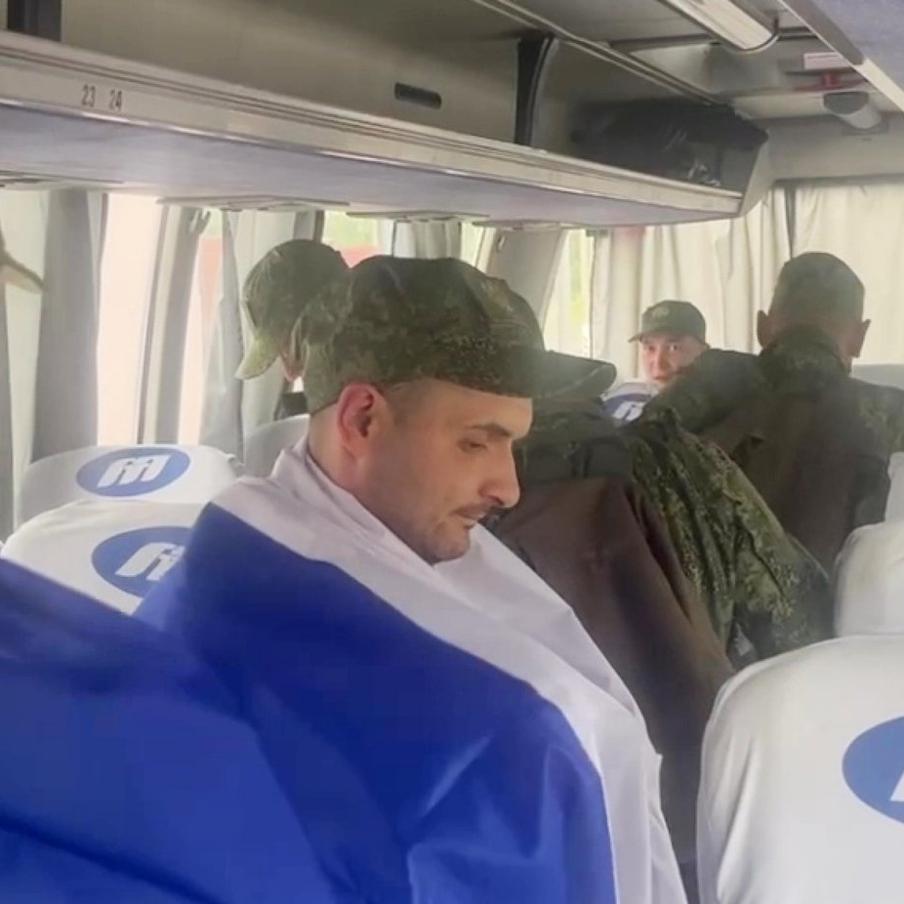 В Россию из украинского плена вернулись 157 военнослужащих. Москва провела очередной обмен пленными с Киевом – на родину вернулись более полутора сотен российских бойцов, а также мирные жители приграничного региона