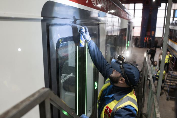 Железнодорожники обеспечивают движение поездов в Московском регионе в условиях рекордных морозов и сильных снегопадов