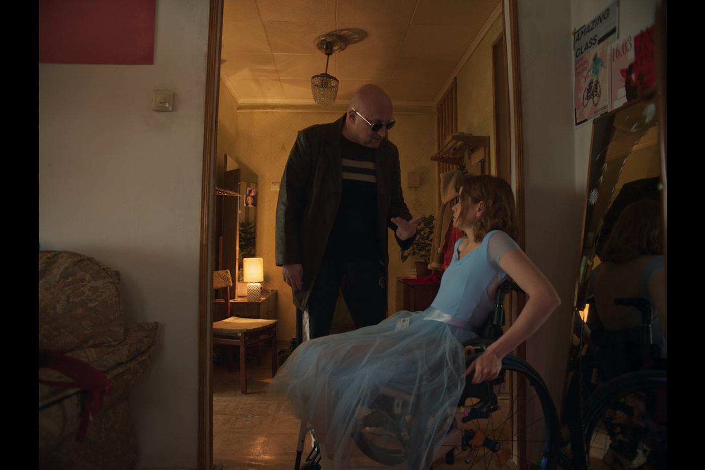 Старый (Гоша Куценко) и Оля (Мила Ершова) в сериале "Встать на ноги"